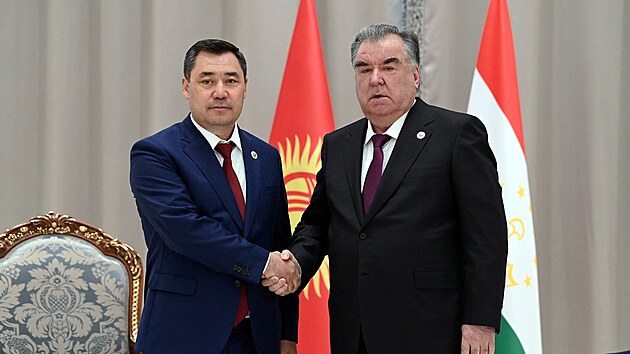 Kyrgyzsk� prezident Sadyr D�aparov a t�d�ick� prezident Emomali Rachmon po dohod� o klidu zbran� b�hem summitu �anghajsk� organizace pro spolupr�ci v uzbeck�m Samarkandu. (16. z��� 2022)