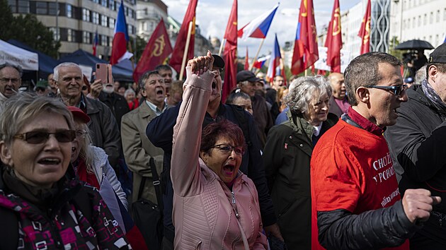 Asi dv stovky lid se v centru Prahy sely na protestu komunist proti vld. (17. z 2022)