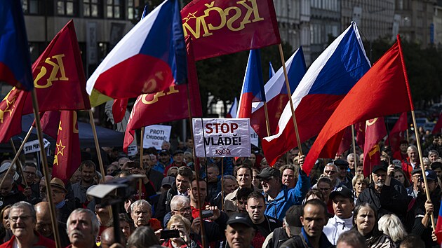 Asi dv stovky lid se v centru Prahy sely na protestu komunist proti vld. (17. z 2022)