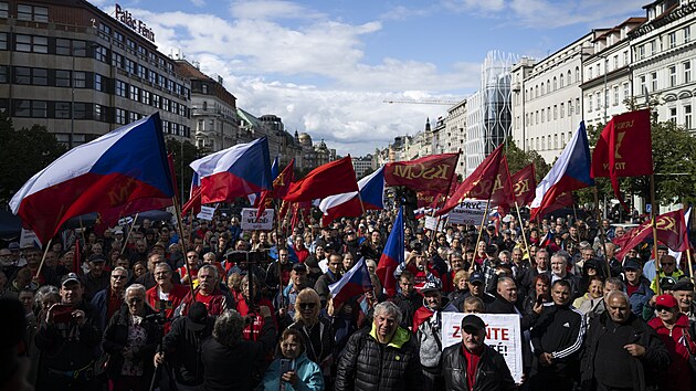 Asi dv stovky lid se v centru Prahy sely na protestu komunist proti vld. (17. z 2022)