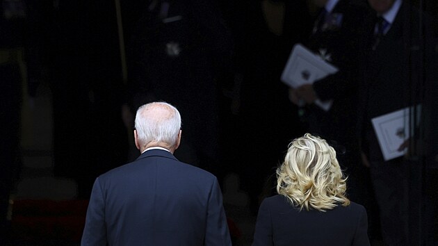 Americk prezident Joe Biden a prvn dma Jill Bidenov pijdj do Westminsterskho opatstv na poheb krlovny Albty II. (19. z 2022)