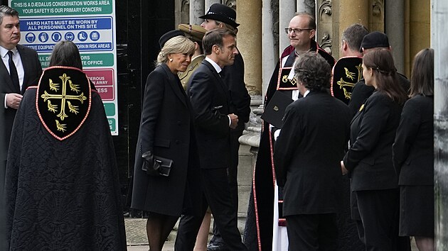 Francouzsk prezident Emmanuel Macron s chot Brigitte pichzej do Westminsterskho opatstv na poheb krlovny Albty II. (19. z 2022)