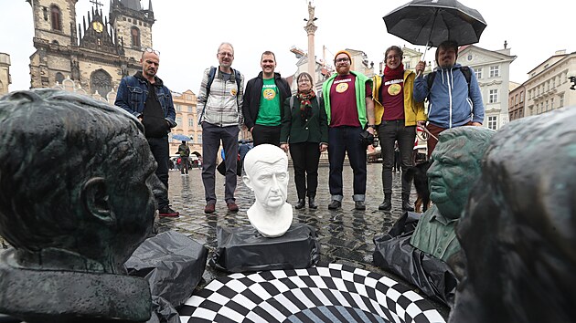 Kandid�ti Solidarity na Starom�stsk�m n�m�st� odhalili "mafi�nsk� sloup". (19. z��� 2022)