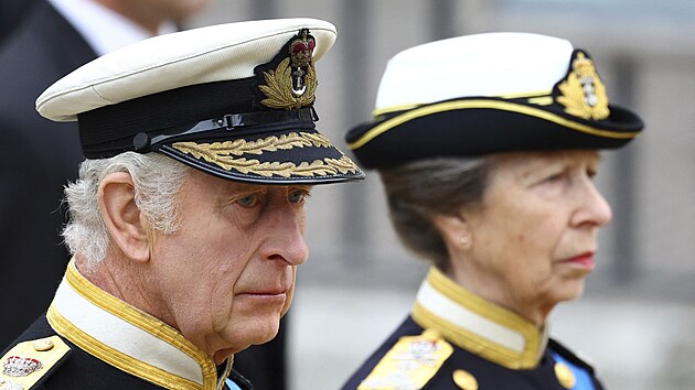 Britsk krl Karel III. a princezna Anna pi pohbu krlovny Albty II. (19....