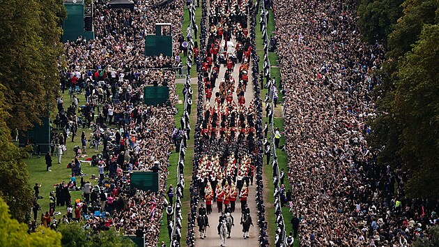 Velká Británie a celý svět se loučí s královnou Alžbětou II. Na snímku královnin pohřební průvod na hrad Windsor. (19. září 2022)