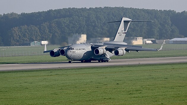 Americk transportn letoun C-17 Globemaster na monovskm letiti v rmci Dn NATO v Ostrav (13. z 2022)