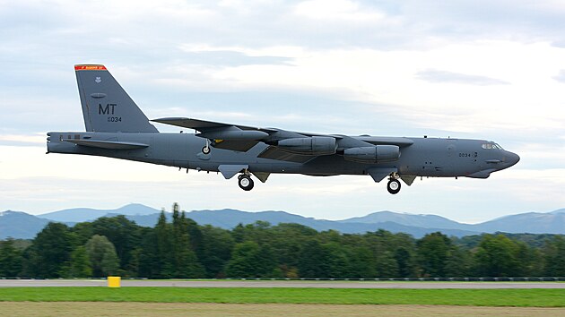 Americk bombardr B-52 ze zkladny Minot v Severn Dakot pistv na monovskm letiti na Dny NATO v Ostrav