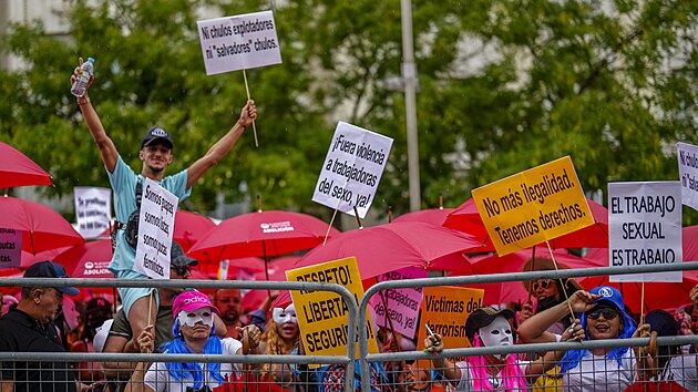 Ped panlskm parlamentem v Madridu v pondl demonstrovali majitel nevstinc a sexuln pracovnice proti nvrhu zkona, kter roziuje definici takzvanho pasctv. (12. z 2022)