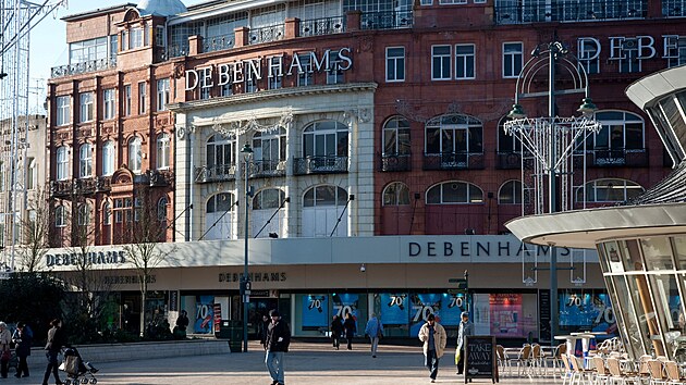 Obchodn dm Debenhams v lepch asech. Poboka etzce v Bournemouthu na jae roku 2021 zavela. (11. ledna 2009)