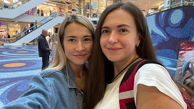 Anna (vlevo) se svou sestrou Marinou vyrazily do Varavy, kde se Marin podailo vydit cestovn pas.