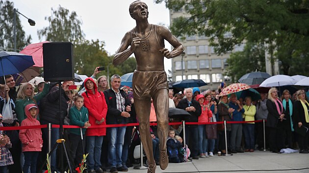 Bronzová socha Emila Zátopka, kterou odhalili v centru jeho rodné Kopřivnice ke stému výročí narození slavného atleta. (16. září 2022)