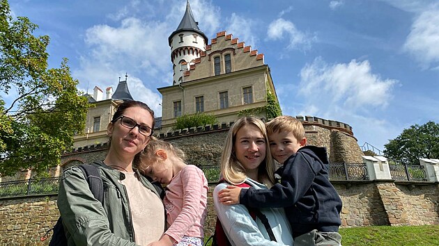 Anna Rybak (vpravo) a její kamarádka Elena s dětmi na výletě v Raduni na Opavsku.