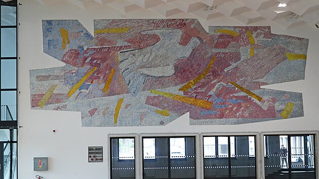 Podařilo se zachovat i unikátní barevnou skleněnou mozaiku o ploše 65 metrů čtverečných od sklářského výtvarníka a malíře Vladimíra Kopeckého.