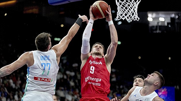 Mateusz Ponitka ve tvrtfinle ve tvrtfinle EuroBasketu.