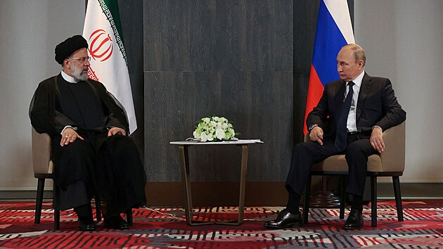 Rusk prezident Vladimir Putin (vpravo) se v Uzbekistnu seel s rnskm prezidentem Ebrahmem Rasm. (15. z 2022)
