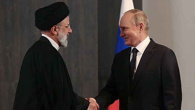 Rusk prezident Vladimir Putin (vpravo) se v Uzbekistnu seel s rnskm prezidentem Ebrhmem Rasm. (15. z 2022)