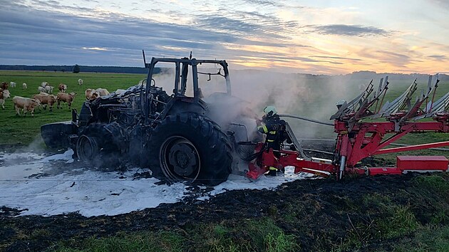 U požáru traktoru zasahovali profesionální hasiči z Třeboně.