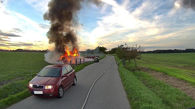 Když hasiči přijeli na místo, traktor už byl celý v plamenech.