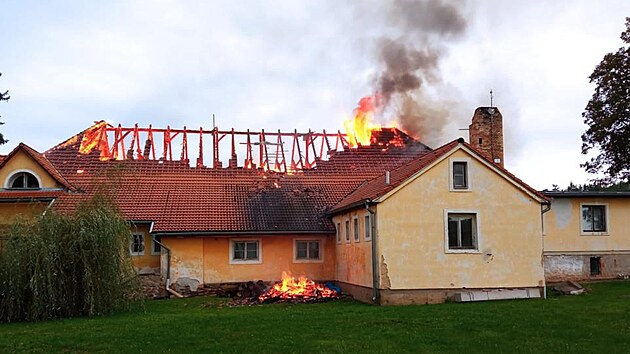 V Sudoměřicích u Bechyně shořela v pátek ráno střecha sokolovny.