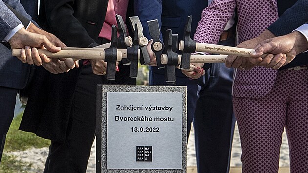 Slavnostn zahjen stavby Dvoreckho mostu pes Vltavu ve lutch lznch (13. z 2022)