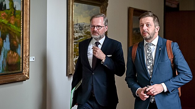 Premiér Petr Fiala a ministr vnitra Vít Rakušan přicházejí na mimořádné jednání vlády. (12. září 2022)