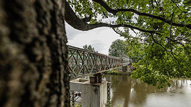 elezn most Bailey Bridge na Slezskm Pedmst v Hradci Krlov, ktermu mstn kaj elezk nebo Klapk.