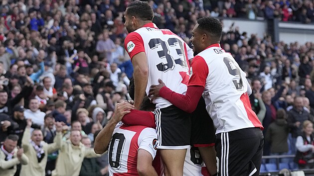 Radost fotbalist Feyenoordu Rotterdam v utkn Evropsk ligy proti Sturmu Graz. S slem nkdej sparan Dvid Hancko.