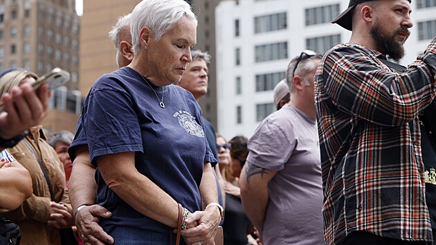 P�i atent�tech, p�i nich� terorist� pou�ili unesen� letadla, p�i�lo o �ivot t�m�� 3 000 lid� a USA po nich zah�jily boj proti terorist�m v Afgh�nist�nu. (11. z��� 2022)