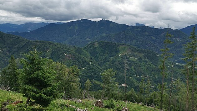 Po zdoln prvnho seku cesty se zanou odkrvat vhledy na poho Totes Gebirge.