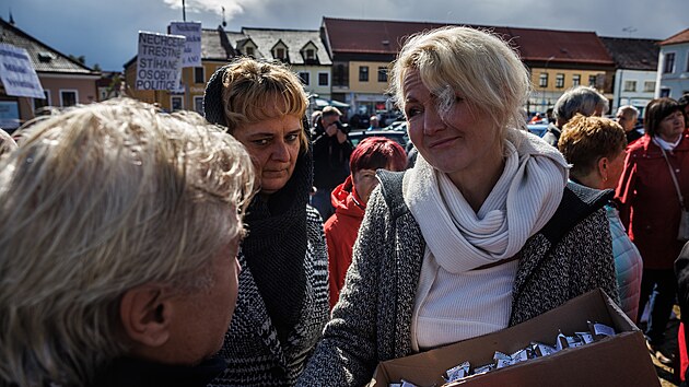 Jana Nagyov obalovan v kauze ap hnzdo kandiduje za hnut ANO do Sentu. Na setkn na Vysoin pili lid s transparenty, kte nechtj trestn sthan lidi v politice. (19. z 2022)