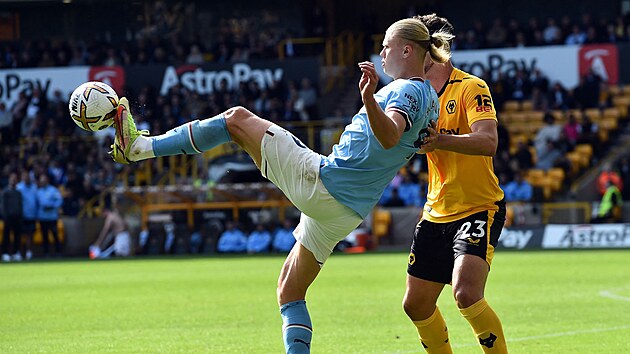 Erling Haaland z Manchesteru City (vlevo) a Max Kilman z Wolverhampton bojuj o balon.