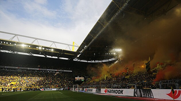 Bouliv atmosfra ped zpasem Borussie Dortmund  se Schalke 04.