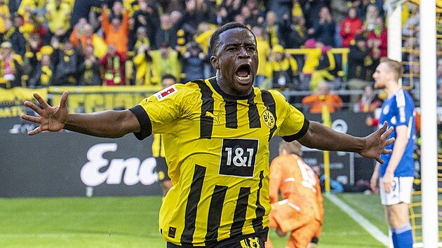 Youssoufa Moukoko z Dortmundu se raduje ze vstelenho glu v zpase proti...