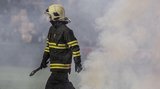 Nespokojen fanouci Sparty nahzeli po zpase s Ostravou na hit pyrotechniku.