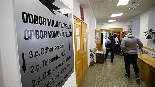 Na m�stsk� parcely ve ����e nad S�zavou �ekali z�jemci p�ed ��adem i d�le ne� t�den t�den. V pond�l� r�no se kone�n� dostali dovnit� a rezervovali sv�j vysn�n� pozemek. V t�denn� front� se spont�nn�mi pravidly vznikala nov� p��telstv�.