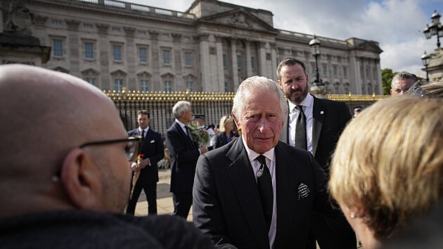 Krl Karel III. zdrav truchlc ped Buckinghamskm palcem v Londn. (9. z 2022)