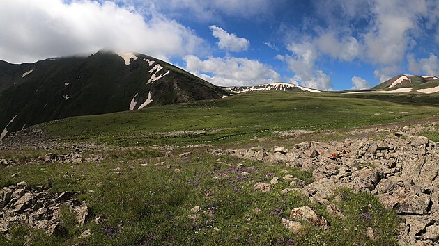 Liduprázdné arménské Geghamské hory. Jedná se o pohoří sopečného původu, některé vrcholy jsou proto zbarvené do červena.