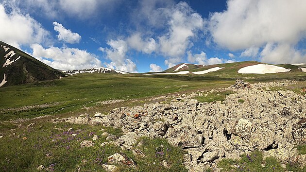 Geghamsk� hory lemuj� z�padn� b�eh jezera Sevan. Turistu tu potk�te sp� v�jime�n�.