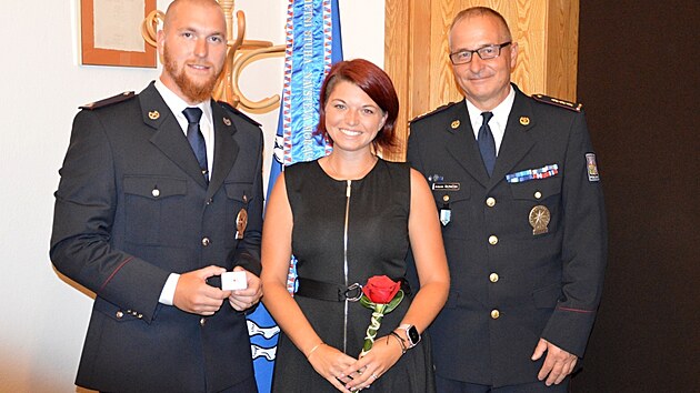 Policista Daniel Kocián s manželkou a ostravským policejním ředitelem Antonínem Řezníčkem.