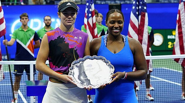 Taylor Townsendov (vpravo) a Caty McNallyov zskvaj druh msto v deblovm finle US Open.