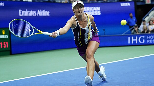 Barbora Krejkov zahrv forhend v deblovm finle na US Open.