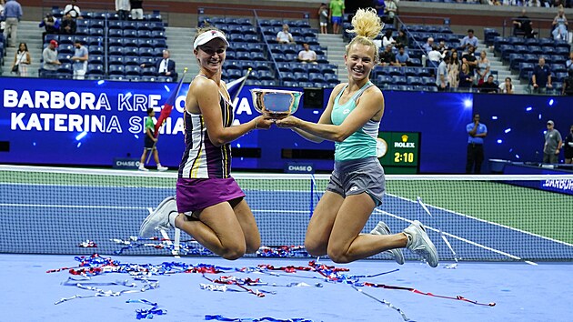 Barbora Krejkov (vlevo) a Kateina Siniakov skou s trofej pro deblov vtzky US Open.