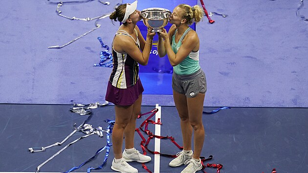 Barbora Krejkov (vlevo) a Kateina Siniakov s trofej pro deblov vtzky US Open.