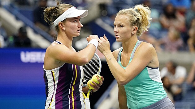 Barbora Krejkov (vlevo) a Kateina Siniakov se raduj z vyhranho fiftnu v deblovm finle US Open.