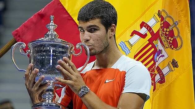 Carlos Alcaraz s trofej pro vtze US Open.
