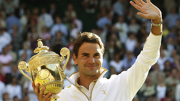 Roger Federer po vhe na Wimbledonu v roce 2009.