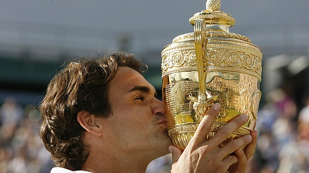 Roger Federer po vhe na Wimbledonu v roce 2007.