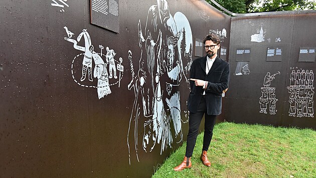 Nová stálá expozice Zlínská zrcadla, která je instalovaná v sadu Svobody, nabízí unikátní pohled na historii města. Na snímku je producent Karel Poupě (září 2022)