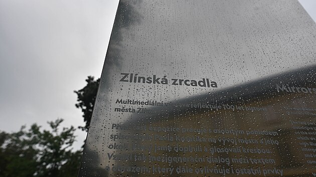 Nová stálá expozice Zlínská zrcadla, která je instalovaná v sadu Svobody, nabízí unikátní pohled na historii města (září 2022)