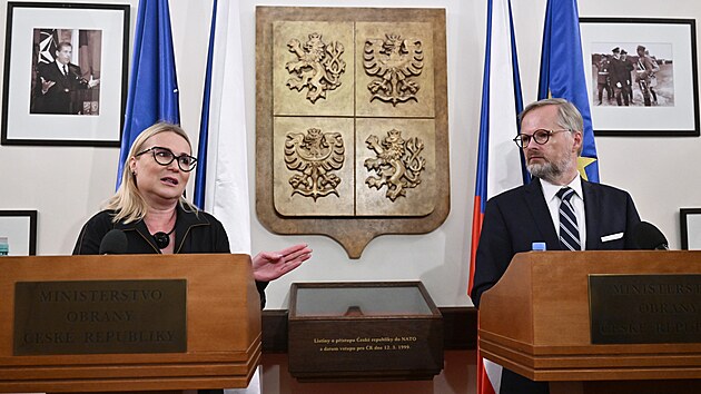 Premir Petr Fiala po bilann nvtv s ministryn obrany Janou ernochovou  (15. z 2022)